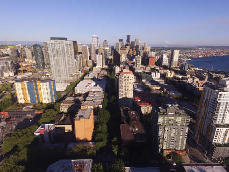 Mount Rainer stands out in the distance behind Puget Sound and the downtown city skyline of Seattleのeditorial素材