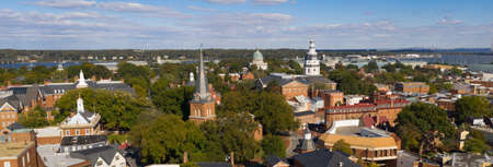 The Naval Academy Dome and the Maryland Statehouse buildings show up centered in the Annapolis Skylineのeditorial素材