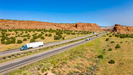Big Rigs and vacation tavelers drive along the highway in the desert southwestの写真素材