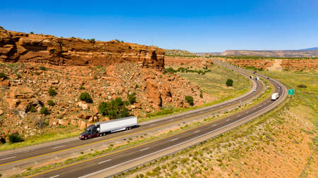 Big Rigs and vacation tavelers drive along the highway in the desert southwestの写真素材