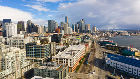 The Seattle Waterfront is ominusly empty at rush hour during the Corona Virus stay home orderの写真素材