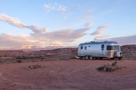 nature, landscape, desert, dirt, soil, camp, rocks, sky, clouds, horizon, RV, trailer, house,...