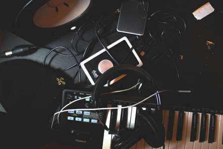 piano, keyboard, musical, instrument, ipad, tablet, gadgets, cord, dark