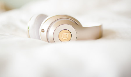 headphones, headset, music, white, speaker, bed, sheet