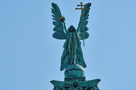 Heroes Square in Budapest, the Millennium Memorial, statue on top of the column that depicts Archangel Gabriel holding the Hungarian Holy Crown and the apostolic double cross in his hands.のeditorial素材
