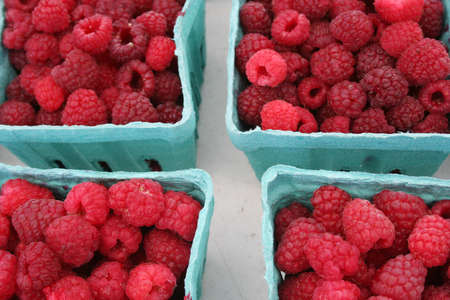 Fresh red raspberries at farmer's marketの写真素材