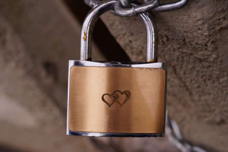 Heart on bronze padlockの写真素材
