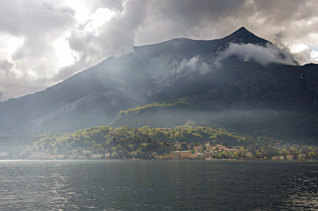 Close-up of Lake Like in a cloudy day with sunshine in Bellagio, a charming tourist village between the lake and the mountains of the Alps. Located in the Lombardy region, northern Italyの写真素材