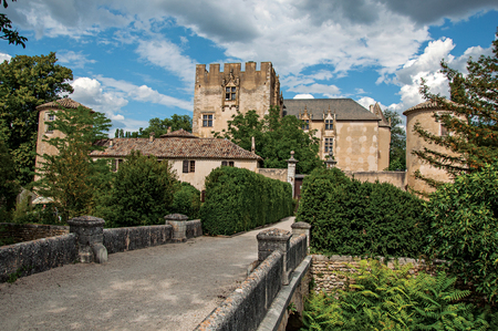 Panoramic view of Allemagne-en-Provence Castle and bridge, near the village of the same name. Located in the Alpes-de-Haute-Provence department, Provence-Alpes-Cote d'Azur region, southeastern Franceのeditorial素材