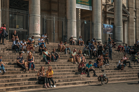 Brussels, Belgium - July 04, 2017. People in front of the Brussels Stock Exchange building. Vibrant and friendly, is the country's capital and administrative center of the EU. Central Belgium.のeditorial素材