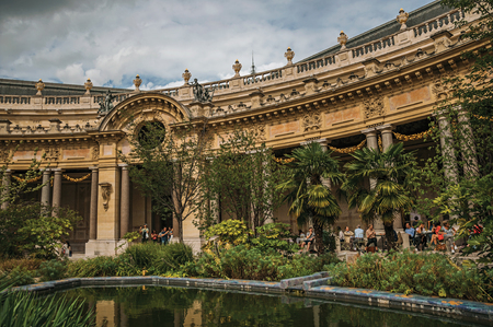 Paris, France - July 11, 2017. People and garden pond in the courtyard of Petit Palais in Paris. Known as theのeditorial素材