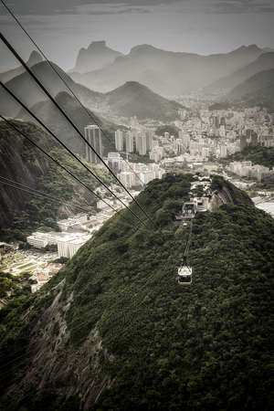 Overhead cable car approaching Sugarloaf Mountain, Rio De Janeiro, Brazilの写真素材