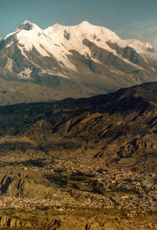 Landscape with mountain range in the background, Macrodistrito Maximiliano Paredes, La Paz, Boliviaの写真素材