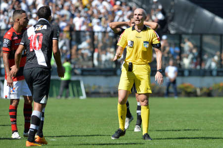 Rio, Brazil - jun 26, 2017: Ãrbitro Dyorgines Jose Padovani de Andrade  referee in match between Vasco and  Atletico-GO by the Brazilian championship in Sao Januario Stadiumのeditorial素材