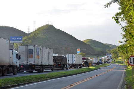 Barra Mansa, Brazil - november 29, 2017: Main Presidente Dutra Highway linking the city of So Paulo to Rio de Janeiro near KM 277 with congestion due to an accident in the road. In the photo row of vehicle stopped.のeditorial素材