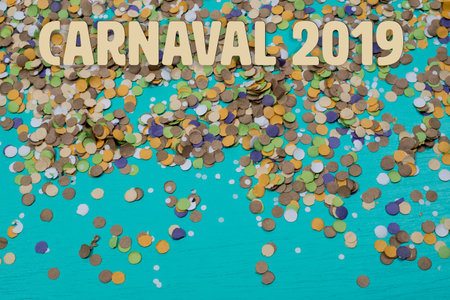 confetti spread on blue background with text in portuguese