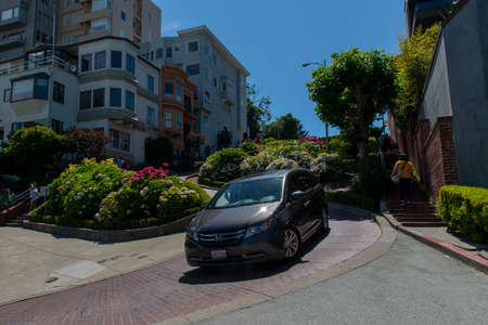 San Francisco, USA - june 11, 2019: cars descending the Lombard street, important tourist point of the city. The place is scenery of many moviesのeditorial素材