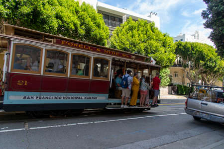 San Francisco, USA - june 11, 2019: cable cars through the city's hillsides, one of the major attractionsのeditorial素材