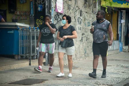 Rio, Brazil - may 06, 2020: People on the street wearing a mask to protect themselves from the coronavirus (covid-19). In the city the use is mandatoryのeditorial素材