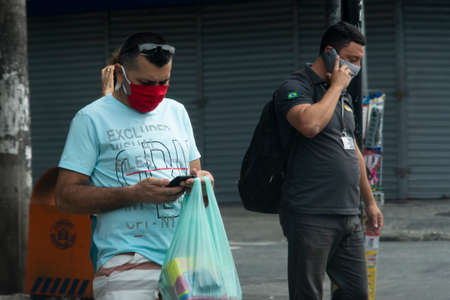 Rio, Brazil - may 06, 2020: People on the street wearing a mask to protect themselves from the coronavirus (covid-19). In the city the use is mandatoryのeditorial素材
