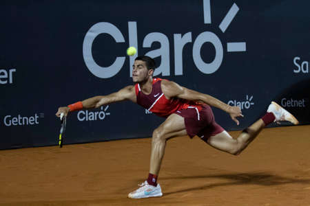 Carlos Alcaraz (ESP) in dispute with Federico Delbonis (ARG) on the Guga Kuerten court, of the Rio Open 2022, held at the Jockey Club Brasileiro, which takes place from February 12 to 20, this Thursday (17), in Rio de Janeiro , RJ.のeditorial素材