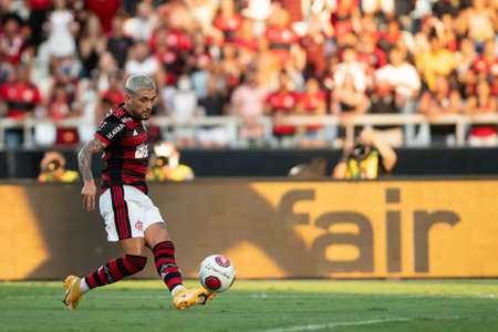 Rio, Brazil - February 27, 2022: De Arrascaeta player in match between Flamengo 2 vs 2 Resende by 9th round of Carioca Championship (Taca Guanabara) in Nilton Santos Stadiumのeditorial素材
