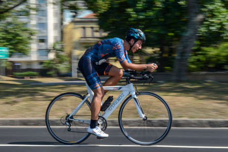 Rio, Brazil - March 13, 2022: athletes participate in a cycling race on the edge of the city, in the bay of Botafogo panningのeditorial素材