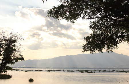 The sunset at Phayaoの素材