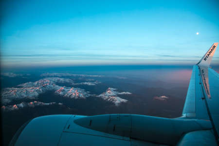 The Boeing 737-800 of the company Ryanair flying between italian Alpesのeditorial素材