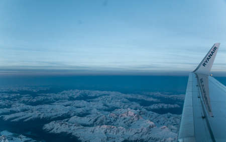 The Boeing 737-800 of the company Ryanair flying between italian Alpesのeditorial素材