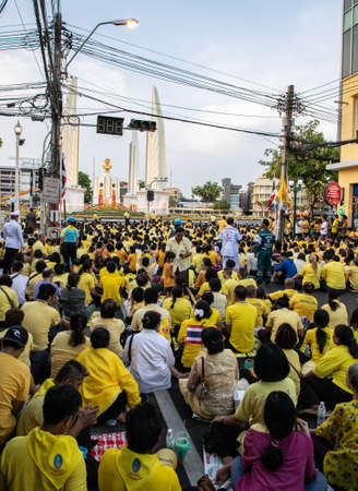 Thai people wear yellow shirts and are waiting for His Majesty King Maha Vajiralongkorn Bodindradebayavarangkun or King Rama X, near Democracy Monument, Bangkok, Thailandのeditorial素材