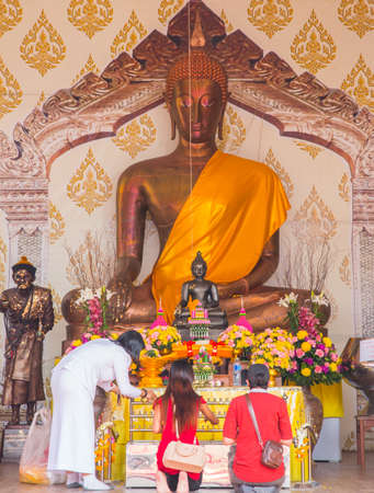 buddhist faithful near The Golden Buddha Temple (Wat Traimit), Bangkok, Thailandのeditorial素材