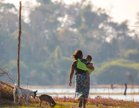 Unidentified laotian mother with her son, Luang Prabang, Laoのeditorial素材