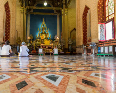faithful inside Marble Temple (Wat Benchamabophit), Bangkok, Thailandのeditorial素材