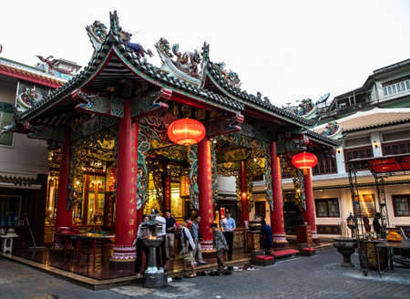Buddhist faithful at Kuan Yim Shrine (Thian Fa Foundation) Bangkok, Thailandのeditorial素材