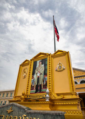 photo of His Majesty King Maha Vajiralongkorn Bodindradebayavarangkun (King Rama X) with thai flag, Bangkok, Thailandのeditorial素材