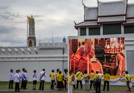 thai people watch a video during the coronation of His Majesty King Maha Vajiralongkorn Bodindradebayavarangkun or King Rama X, Bangkok, Thailandのeditorial素材