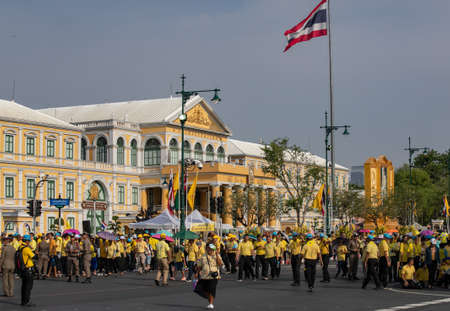 Thai people wear yellow shirts and are waiting for His Majesty King Maha Vajiralongkorn Bodindradebayavarangkun or King Rama X near Ministry of Defense, Bangkok, Thailandのeditorial素材
