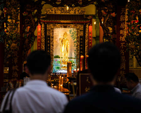 Buddhist faithful at Kuan Yim Shrine (Thian Fa Foundation) Bangkok, Thailandのeditorial素材