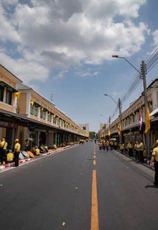 Thai people wear yellow shirts and are waiting for His Majesty King Maha Vajiralongkorn Bodindradebayavarangkun or King Rama X, near Tanao Road, Bangkok, Thailandのeditorial素材