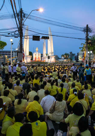 Thai people wear yellow shirts and are waiting for His Majesty King Maha Vajiralongkorn Bodindradebayavarangkun or King Rama X, near Democracy Monument, Bangkok, Thailandのeditorial素材
