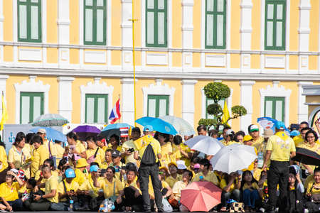 Thai people wear yellow shirts and are waiting for His Majesty King Maha Vajiralongkorn Bodindradebayavarangkun or King Rama X near Ministry of Defense, Bangkok, Thailandのeditorial素材