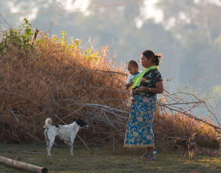 Unidentified laotian mother with her son, Luang Prabang, Laosのeditorial素材