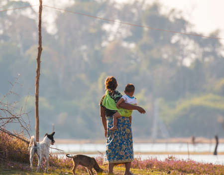Unidentified laotian mother with her son, Luang Prabang, Laosのeditorial素材