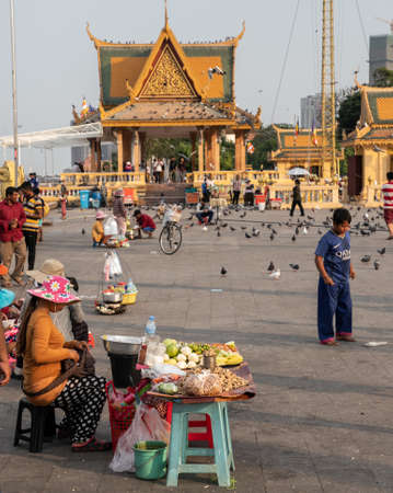 Street vendor near Preah Ang Dorngkeu shrine in the city of Phnom Penh, Cambodiaのeditorial素材