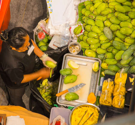 asian woman seller mango, Bangkokのeditorial素材