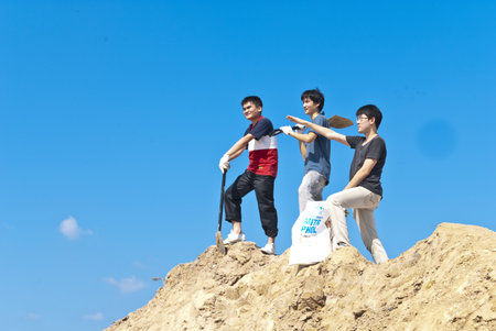Bangkok THAILAND - OCT 31: Thai volunteers made sand bags for protecting Bangkok from flood on October 31,2011 in Bangkok Thailandのeditorial素材