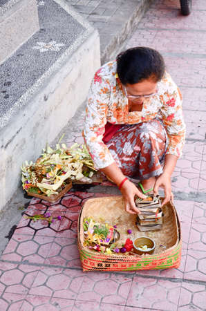 UBUD, INDONESIA-OCT 17: unidentified woman praying god in Ubud, Bali, Indonesia, on 17 October 2013. Every morning women bring flowers and incense to their godsのeditorial素材