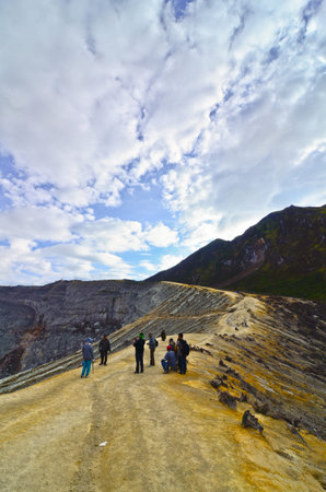 Extracting sulphur inside Kawah Ijen crater, Indonesiaのeditorial素材