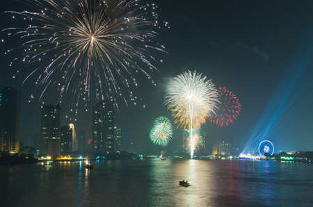 BANGKOK-JAN 01:The happy new year 2014 exploding fireworks over chaophraya river in bangkok Thailand on January 1,2014 in Bangkokのeditorial素材
